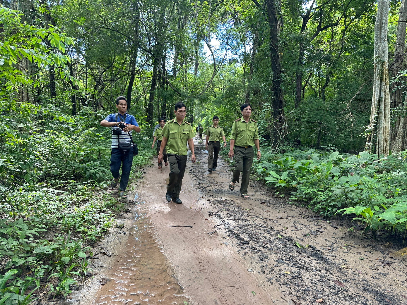 Cùng tham gia đoàn khảo sát có đại diện Chi cục Kiểm lâm tỉnh Bình Thuận.