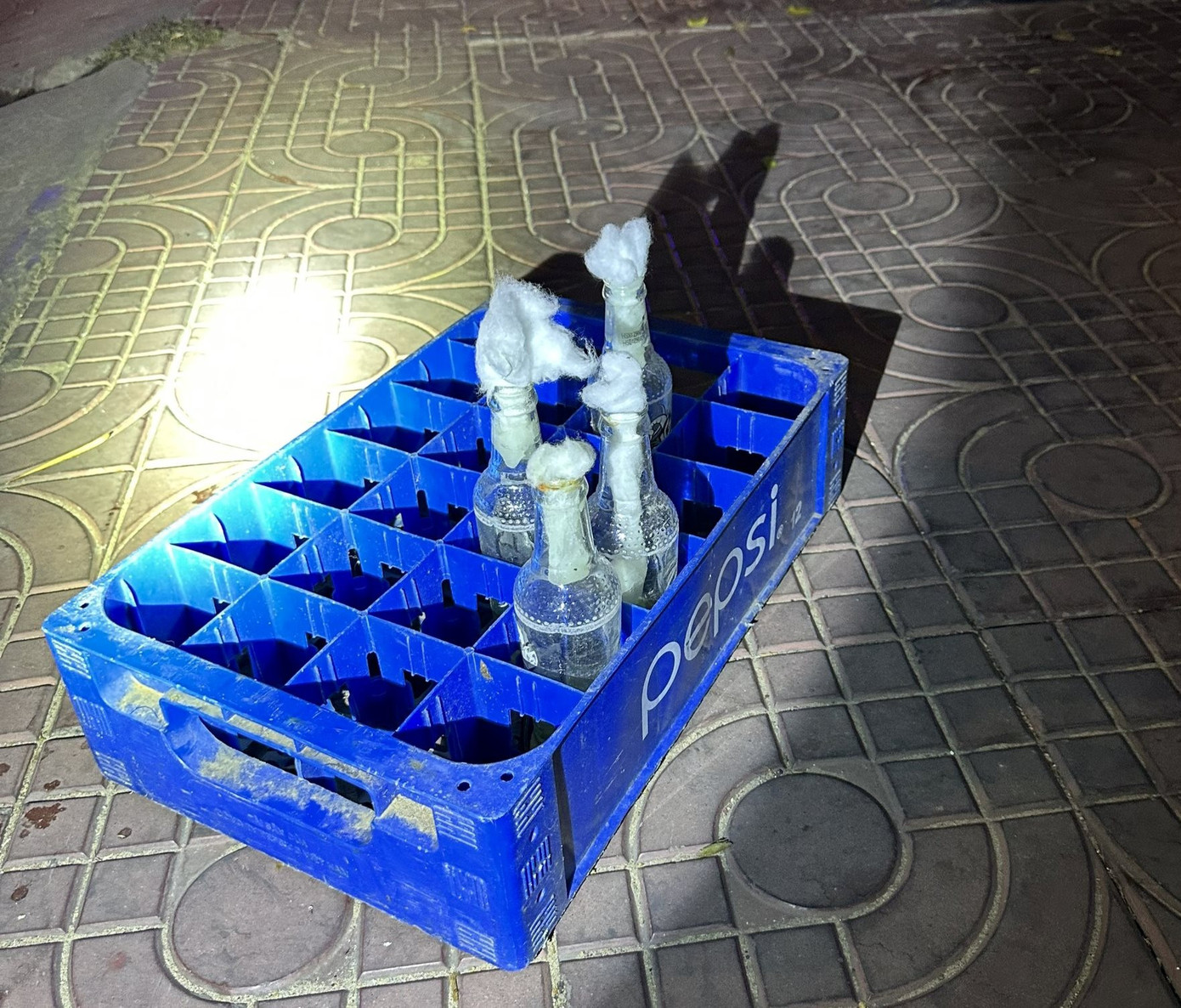 Bom xăng được các đối tượng chuẩn bị để hỗn chiến. Bom xăng được các đối tượng chuẩn bị để hỗn chiến.