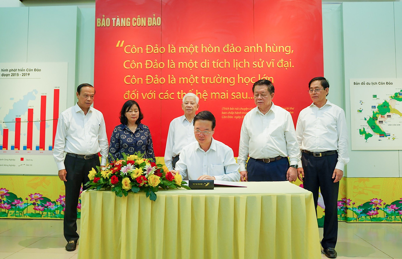 Chủ tịch nước Võ Văn Thưởng ghi vào sổ lưu niệm tại Bảo tàng Côn Đảo.