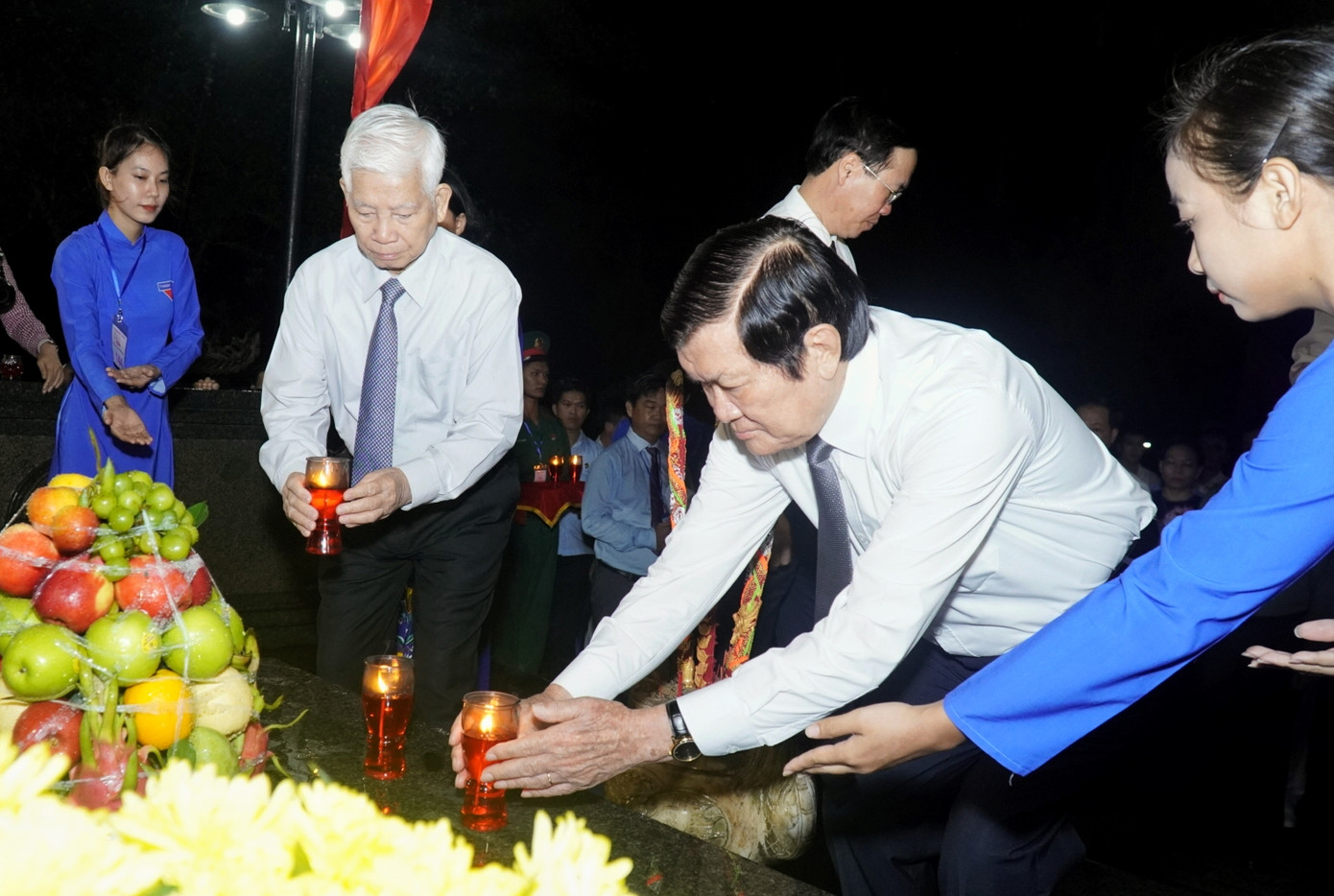 Nguyên Chủ tịch nước Nguyễn Minh Triết và nguyên Chủ tịch nước Trương Tấn Sang thắp nến tri ân các anh hùng, liệt sĩ.