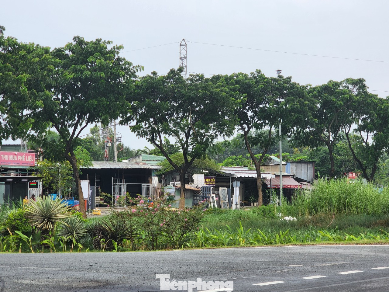 Hàng loạt nhà dân nằm dọc đường Nguyễn Hữu Thọ vẫn chưa giải tỏa xong.