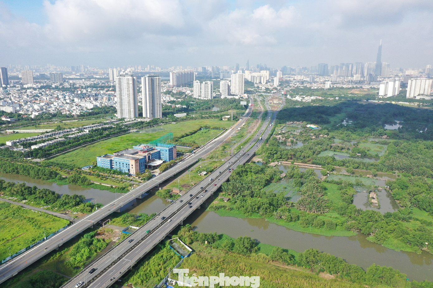 Đường song hành cao tốc TPHCM - Long Thành - Dầu Giây (bên trái) nhìn từ trên cao.