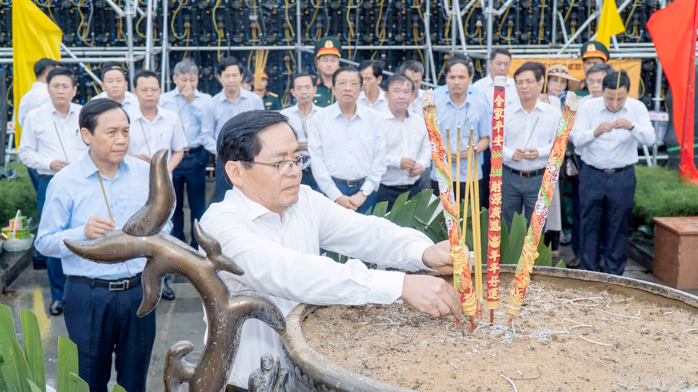 Ông Phạm Viết Thanh - Ủy viên Trung ương Đảng, Bí thư Tỉnh ủy, Chủ tịch HĐND tỉnh Bà Rịa - Vũng Tàu, dâng hương tưởng nhớ các Anh hùng liệt sĩ, đồng bào yêu nước tại Nghĩa trang Hàng Dương, ngày 14/7/2023. Ảnh: Báo Bà Rịa - Vũng Tàu. Ông Phạm Viết Thanh - Ủy viên Trung ương Đảng, Bí thư Tỉnh ủy, Chủ tịch HĐND tỉnh Bà Rịa - Vũng Tàu, dâng hương tưởng nhớ các Anh hùng liệt sĩ, đồng bào yêu nước tại Nghĩa trang Hàng Dương, ngày 14/7/2023. Ảnh: Báo Bà Rịa - Vũng Tàu.