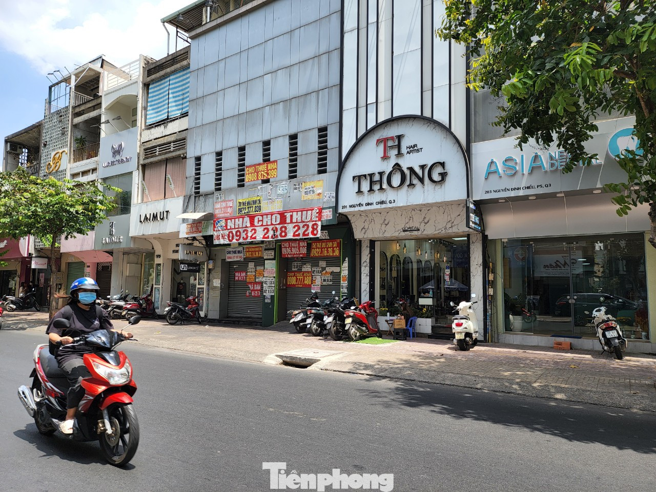 Một mặt bằng bề ngang gần 10m trên đường Nguyễn Đình Chiểu (quận 3) dán bảng cho thuê nhiều tháng nay nhưng chưa ai hỏi thăm.
