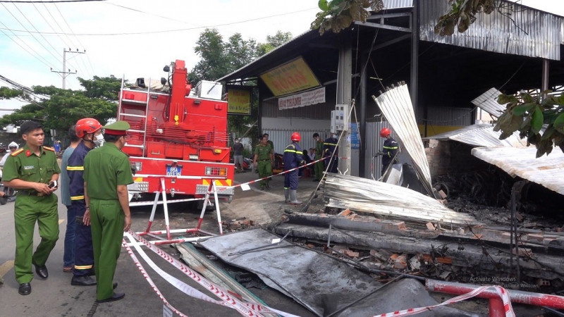 Hiện trường vụ cháy tiệm sửa xe máy trên đường Hải Thượng Lãn Ông (TP Phan Thiết, tỉnh Bình Thuận). Ảnh: CAND.