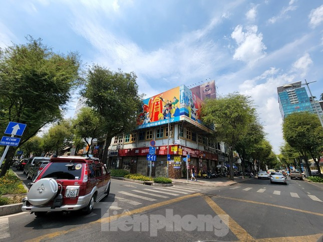 Nhiều con đường ở TPHCM, có đến hàng chục mặt bằng treo bảng cho thuê.