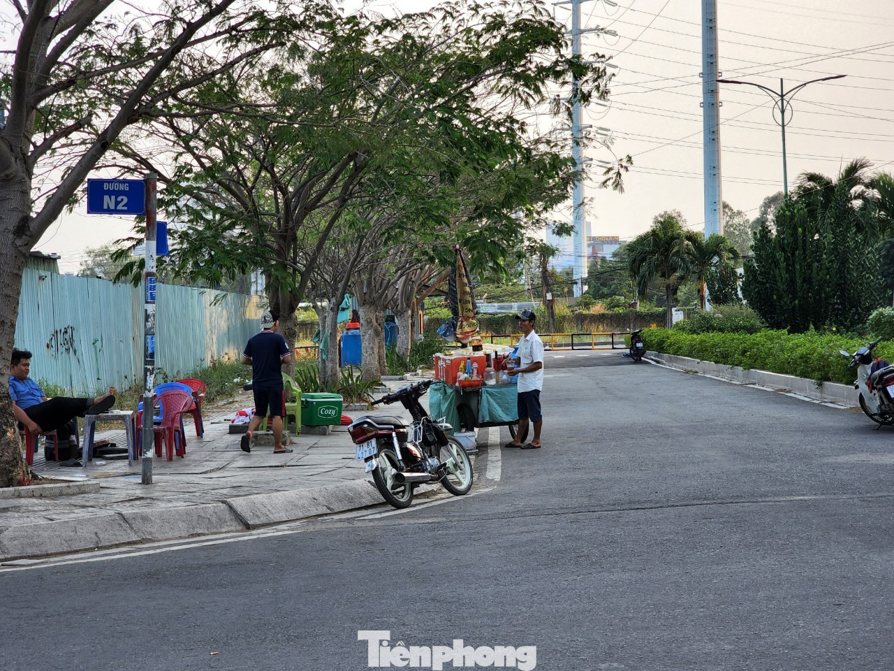Một phần vỉa hè khu đất được dùng làm nơi bán đồ ăn vặt cho học sinh Trường Tiểu học Kim Đồng ở đối diện. Một phần vỉa hè khu đất được dùng làm nơi bán đồ ăn vặt cho học sinh Trường Tiểu học Kim Đồng ở đối diện.