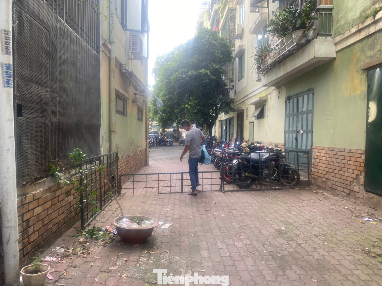 Tuy nhiên, sau gần 15 năm đưa vào sử dụng, hàng loạt bãi giữ xe tự phát mọc lên, chiếm cả lối đi của cư dân để làm bãi trông giữ xe.