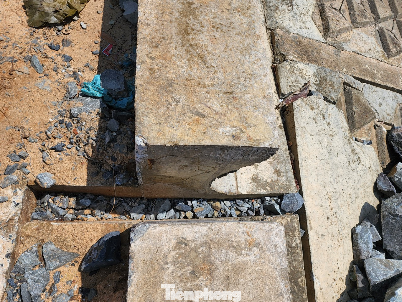 Tuy nhiên, hiện nay đoạn kè này đã xuống cấp, đứt gãy.