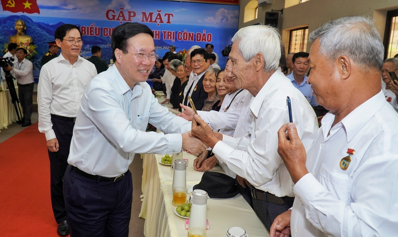 Chủ tịch nước Võ Văn Thưởng thăm hỏi, động viên các cựu tù chính trị Côn Đảo.