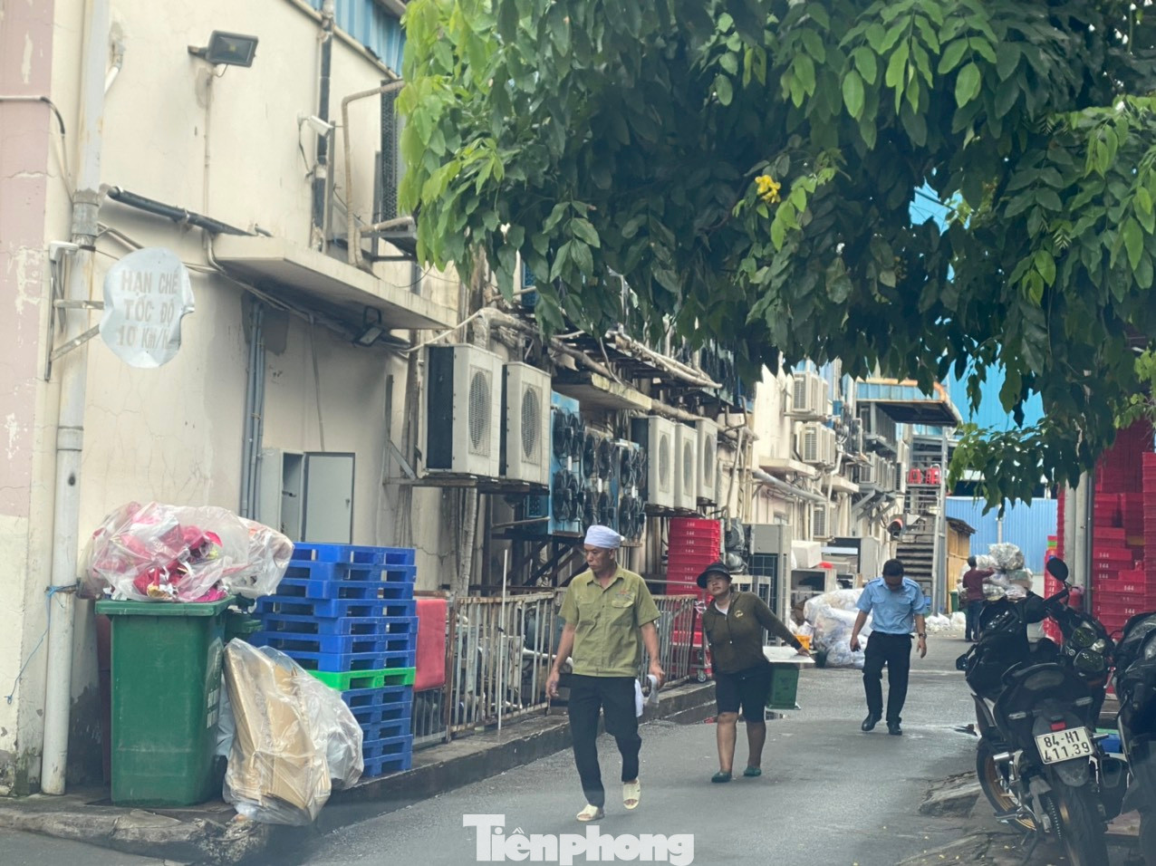 Công nhân Công ty CP Bánh Givral làm việc tại nhà máy vào sáng 3/10.