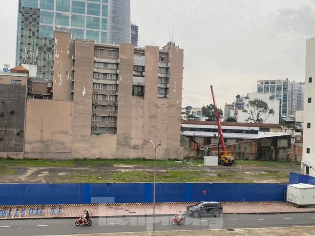 Hiện tại, Thương xá Tax đang là bãi đất trống sau 8 năm bị tháo dỡ. Khu đất này sẽ được dùng để làm nhà vệ sinh tạm thời. Hiện tại, Thương xá Tax đang là bãi đất trống sau 8 năm bị tháo dỡ. Khu đất này sẽ được dùng để làm nhà vệ sinh tạm thời.