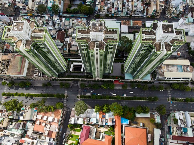 Có vị trí đắc địa tại quận 5, TPHCM, đây được xem là chung cư cao cấp đầu tiên tại TPHCM. Khu căn hộ của Thuận Kiều Plaza có tổng diện tích khoảng 60.000 m2, gồm 648 căn hộ chia đều cho ba tháp A, B, C với 5 loại. Cụ thể, loại căn hộ 2 phòng ngủ tương đương 80m2, loại 3 phòng ngủ khoảng 100m2, loại căn hộ mở rộng khoảng 180m2, loại hai tầng 154m2, loại hai tầng 195m2.