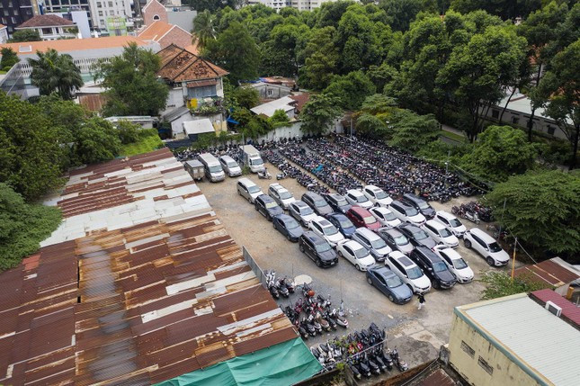 Ông Đinh Trường Chinh - cổ đông của HDTC bị khởi tố bị can và áp dụng biện pháp ngăn chặn trong vụ án liên quan khu "đất vàng" 33 Nguyễn Du và 34 - 36 - 42 Chu Mạnh Trinh, phường Bến Nghé, quận 1.