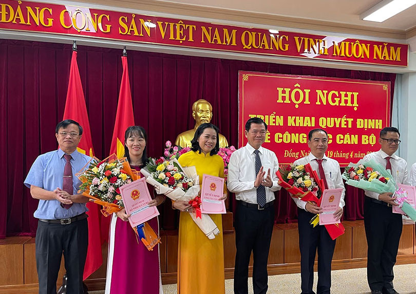 Lãnh đạo tỉnh Đồng Nai trao quyết định, tặng hoa cho các cán bộ được điều động, bổ nhiệm.