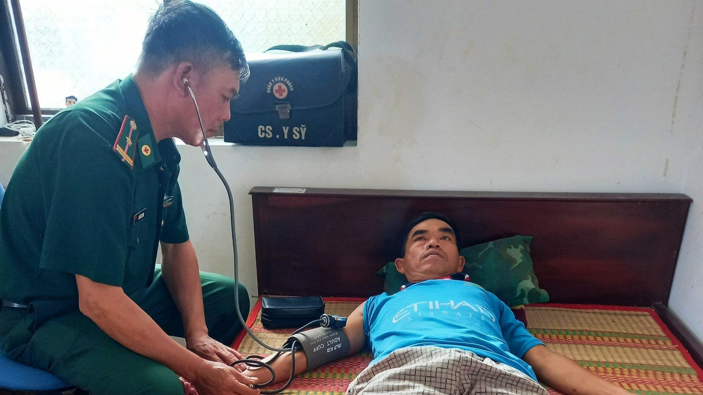 Lực lượng quân y Đồn Biên phòng Côn Đảo, Bộ đội Biên phòng tỉnh Bà Rịa - Vũng Tàu kiểm tra, chăm sóc sức khỏe cho các ngư dân bị nạn. Lực lượng quân y Đồn Biên phòng Côn Đảo, Bộ đội Biên phòng tỉnh Bà Rịa - Vũng Tàu kiểm tra, chăm sóc sức khỏe cho các ngư dân bị nạn.