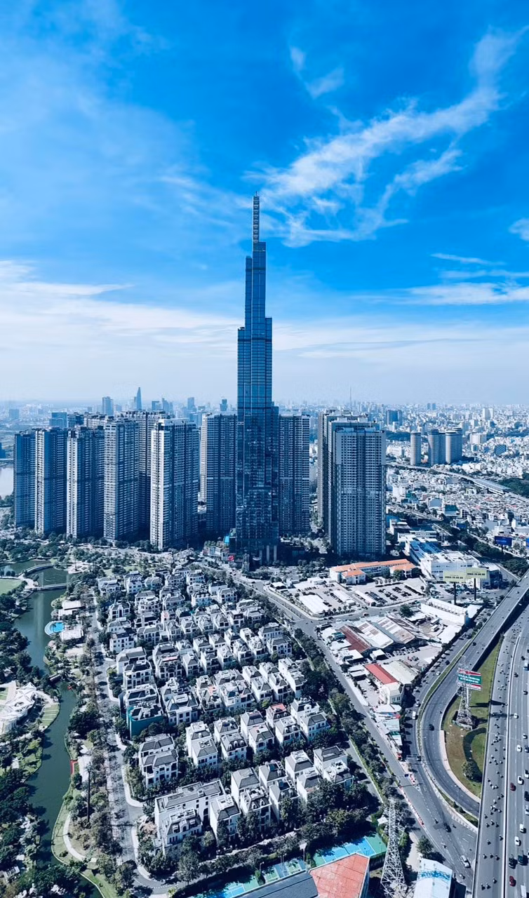 Vingroup đã công bố phát hành 9,88 triệu cổ phiếu ESOP với mức giá 10.000 đồng/cổ phiếu cho các cán bộ lãnh đạo, cán bộ quản lý chủ chốt. Vingroup đã công bố phát hành 9,88 triệu cổ phiếu ESOP với mức giá 10.000 đồng/cổ phiếu cho các cán bộ lãnh đạo, cán bộ quản lý chủ chốt.