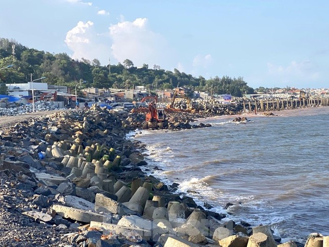 Đoạn kè chống biển xâm thực dài 350 m tại thôn Tiến Bình, xã Tiến Thành, TP.Phan Thiết, tỉnh Bình Thuận do Sở Nông nghiệp phát triển nông thôn tỉnh Bình Thuận làm chủ đầu tư đã xây dựng không đúng vị trí theo chủ trương phê duyệt của Thủ tướng. Đoạn kè chống biển xâm thực dài 350 m tại thôn Tiến Bình, xã Tiến Thành, TP.Phan Thiết, tỉnh Bình Thuận do Sở Nông nghiệp phát triển nông thôn tỉnh Bình Thuận làm chủ đầu tư đã xây dựng không đúng vị trí theo chủ trương phê duyệt của Thủ tướng.