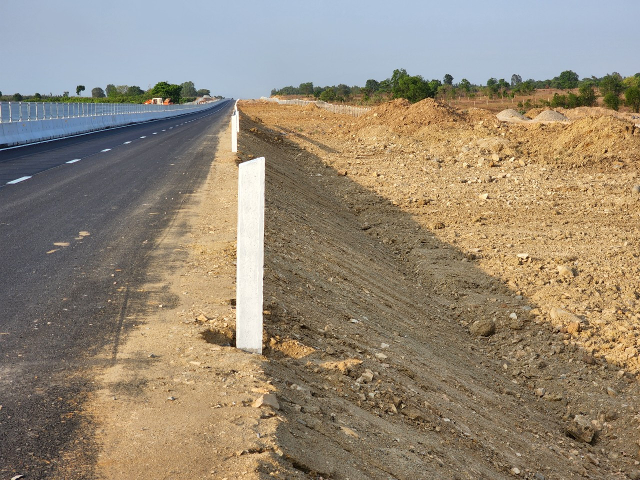 Một đoạn cao tốc Vĩnh Hảo - Phan Thiết đã hoàn chỉnh. Một đoạn cao tốc Vĩnh Hảo - Phan Thiết đã hoàn chỉnh.