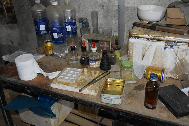 Các dụng cụ, hóa chất độc hại phục vụ cho việc tuyển rửa kim loại nặng được phát hiện tại hiện trường.