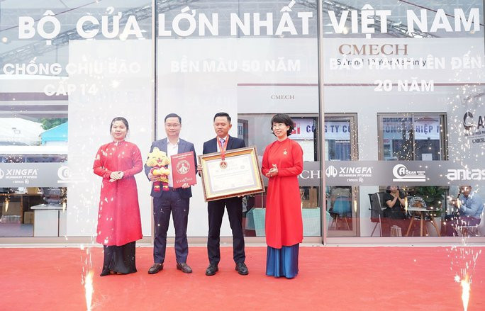 VietKings trao chứng nhận xác lập kỷ lục với sản phẩm “Bộ cửa lùa nhôm kính lớn nhất Việt Nam” cho AseanWindow.