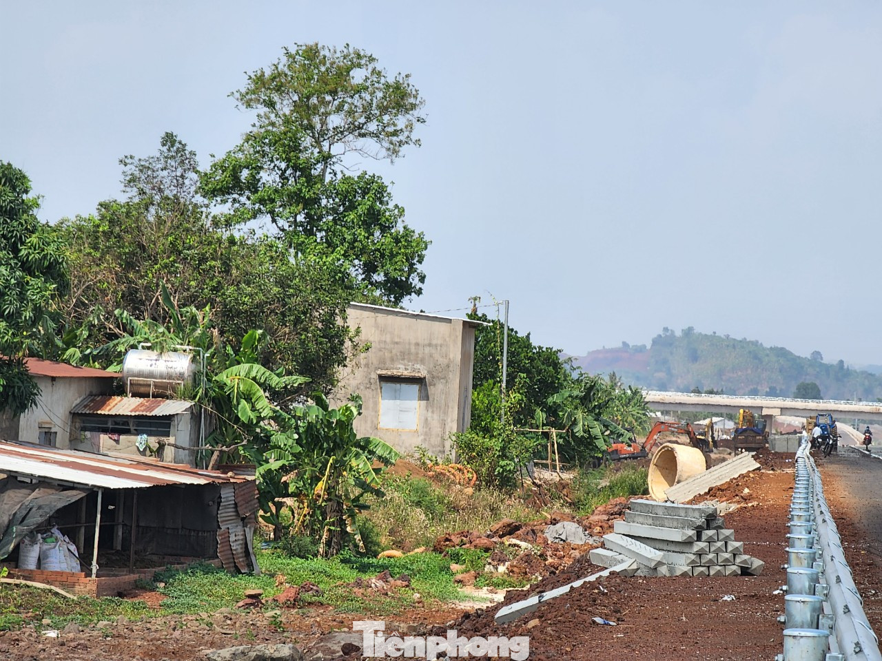 Cọc được tập kết để lắp hàng rào bảo vệ đường cao tốc. Cọc được tập kết để lắp hàng rào bảo vệ đường cao tốc.