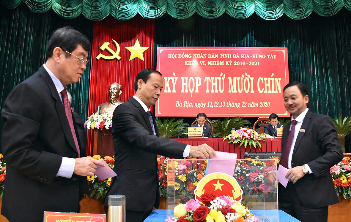 Các đại biểu tiến hành bầu chức danh Phó Chủ tịch UBND tỉnh Bà Rịa - Vũng Tàu nhiệm kỳ 2016-2021. Ảnh: Báo Bà Rịa - Vũng Tàu. Các đại biểu tiến hành bầu chức danh Phó Chủ tịch UBND tỉnh Bà Rịa - Vũng Tàu nhiệm kỳ 2016-2021. Ảnh: Báo Bà Rịa - Vũng Tàu.
