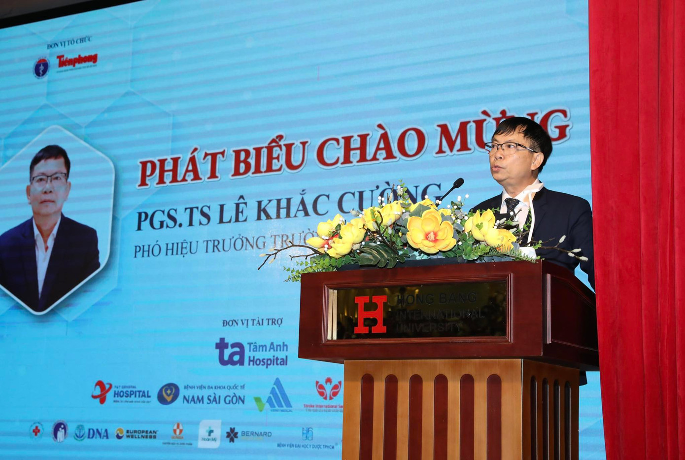 PGS. TS Lê Khắc Cường, Phó Hiệu trưởng Trường Đại học Quốc tế Hồng Bàng phát biểu chào mừng. PGS. TS Lê Khắc Cường, Phó Hiệu trưởng Trường Đại học Quốc tế Hồng Bàng phát biểu chào mừng.
