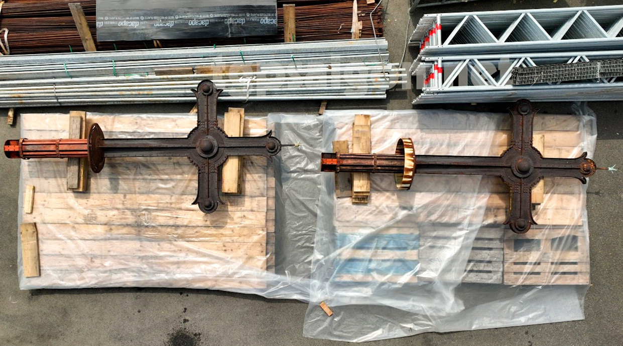 Hai cây Thánh giá sẽ được chuyển tới tập đoàn Monument ở Bỉ - đơn vị phụ trách trùng tu Nhà thờ Đức Bà để phục chế.