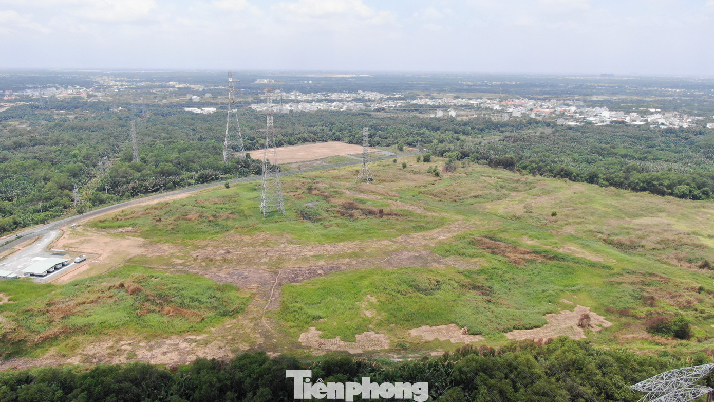 Cá biệt, tại một số khu đất dù đã được giao đất từ nhiều năm nhưng chủ đầu tư chưa thực hiện đầu tư xây dựng, để đất trống, gây hoang hóa, lãng phí nguồn lực đất đai…nhưng đến nay vẫn còn trường hợp chưa bị xử lý theo quy định của pháp luật.