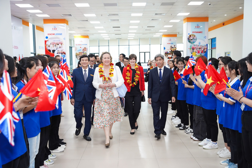 UEF đón tiếp bà Anne - Marie Trevelyan, Quốc vụ khanh Bộ Ngoại giao Vương quốc Anh phụ trách khu vực Ấn Độ Dương - Thái Bình Dương. UEF đón tiếp bà Anne - Marie Trevelyan, Quốc vụ khanh Bộ Ngoại giao Vương quốc Anh phụ trách khu vực Ấn Độ Dương - Thái Bình Dương.