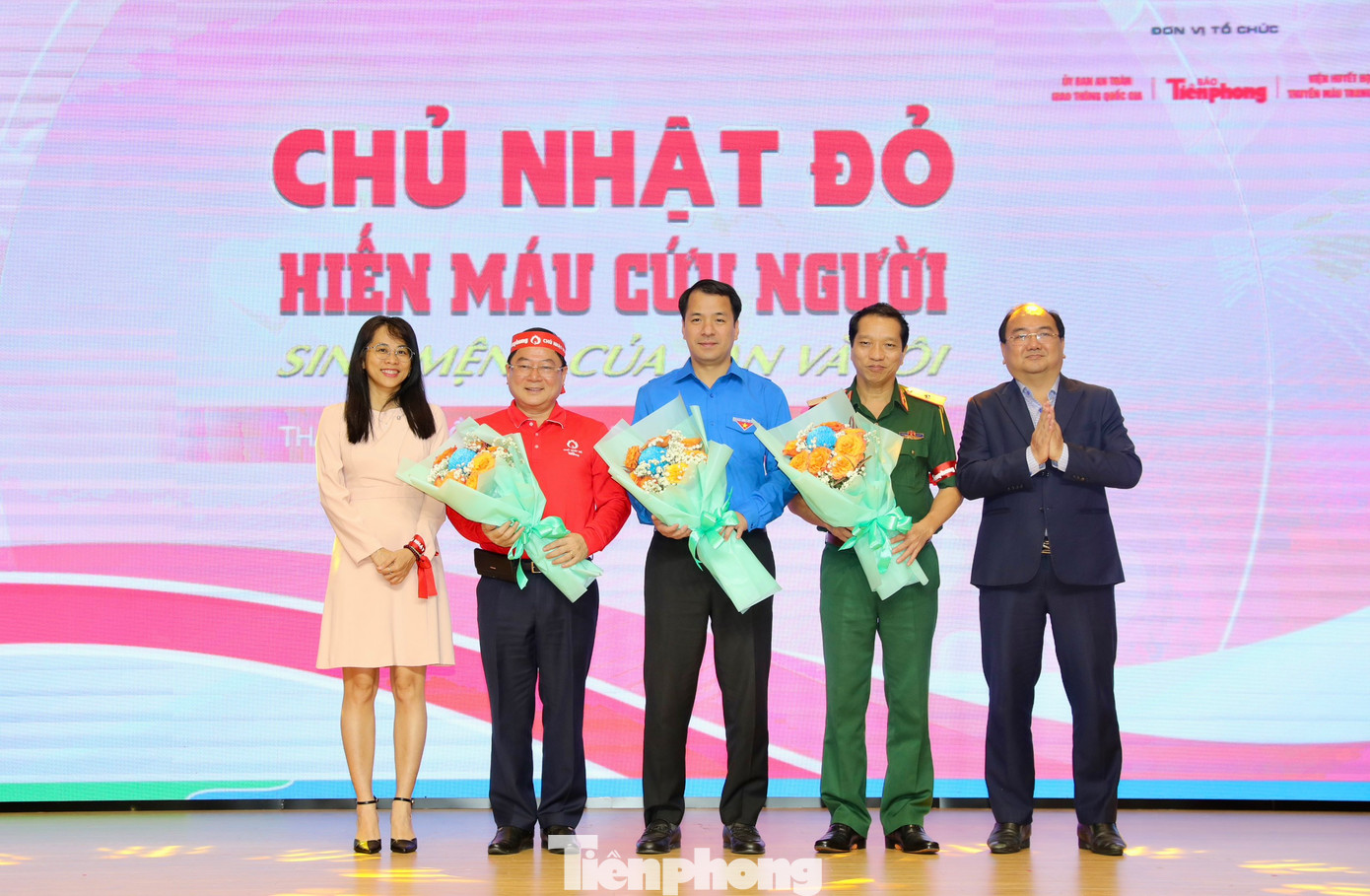 Lãnh đạo trường Đại học Văn Hiến tặng hoa tri ân Ban tổ chức chương trình Chủ nhật Đỏ.