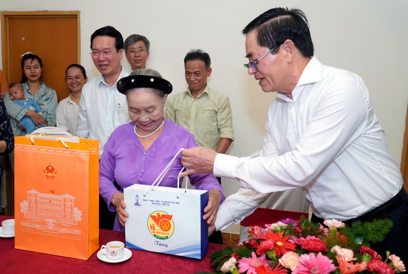 Bí thư Tỉnh ủy Bà Rịa-Vũng Tàu Phạm Viết Thanh tặng quà của Tỉnh ủy, HĐND, UBND, Uỷ ban MTTQ Việt Nam tỉnh tới bà Lê Thị Diệm -vợ Liệt sĩ Hoàng Trọng Huề.