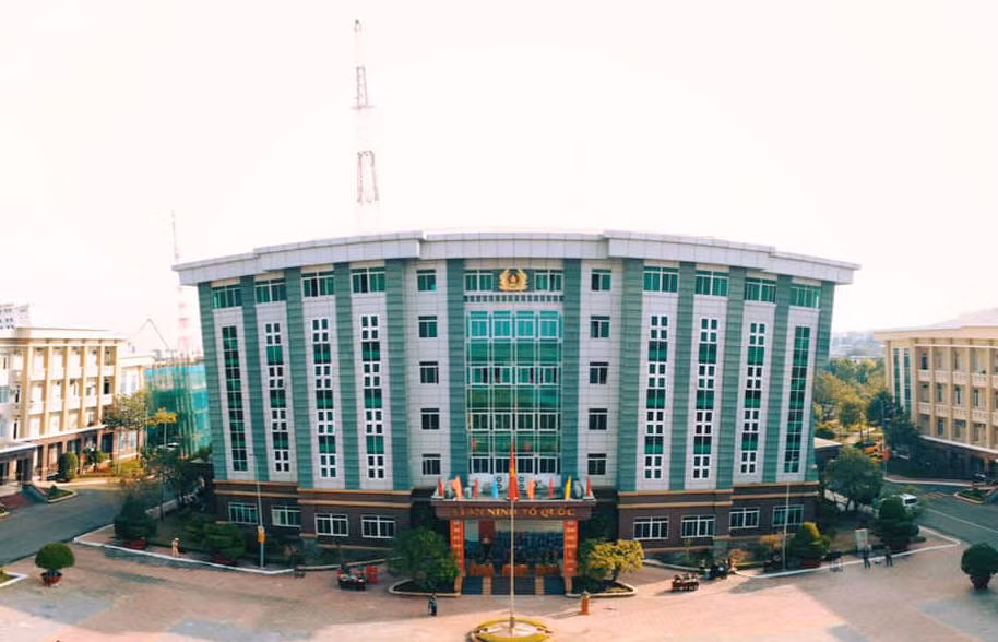 Hiện tại, phòng Cảnh sát hình sự Công an tỉnh Bà Rịa-Vũng Tàu đang tiếp tục điều tra, làm rõ vụ bé trai 3 tháng tuổi tử vong nghi do bị mẹ ruột và cha dượng bạo hành. Hiện tại, phòng Cảnh sát hình sự Công an tỉnh Bà Rịa-Vũng Tàu đang tiếp tục điều tra, làm rõ vụ bé trai 3 tháng tuổi tử vong nghi do bị mẹ ruột và cha dượng bạo hành.