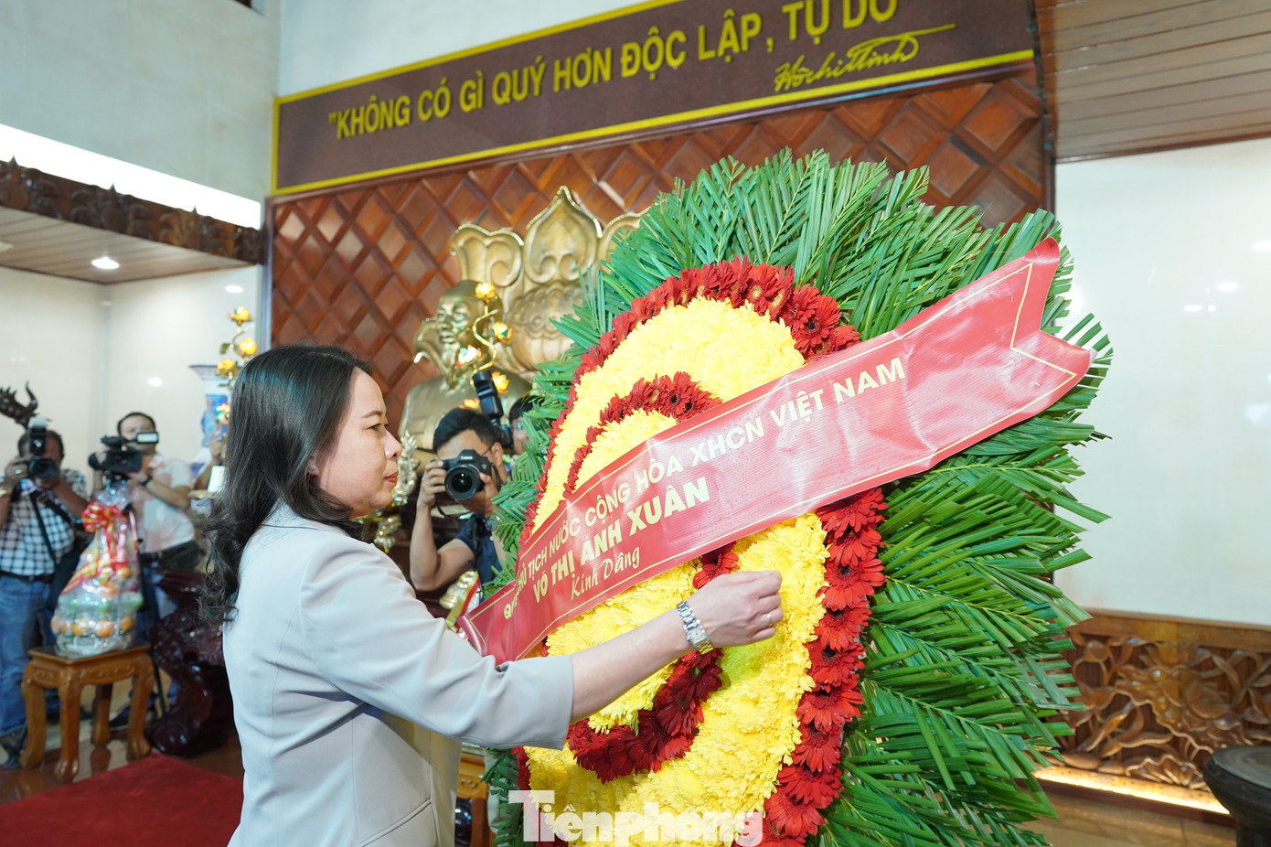 Quyền Chủ tịch nước Võ Thị Ánh Xuân và các đại biểu đã thành kính dâng hoa, dâng hương tưởng niệm Chủ tịch Hồ Chí Minh.