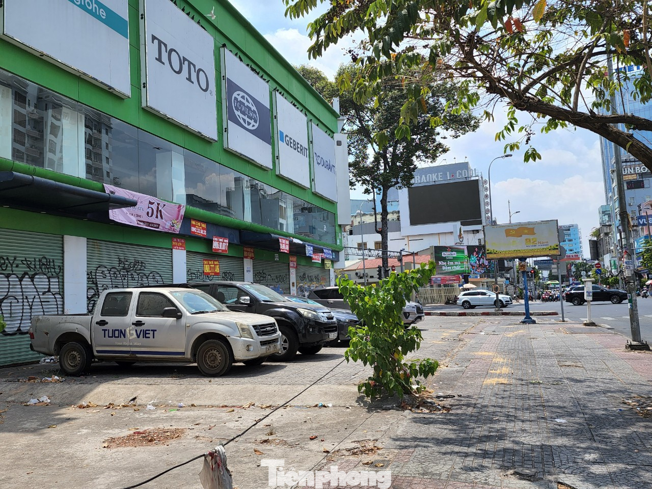 Một căn nhà ngay ngã tư Cách Mạng Tháng Tám - Nguyễn Thị Minh Khai (quận 1) từng được một doanh nghiệp bất động sản mua với giá 1 tỷ đồng/m2 nhưng đã bỏ trống nhiều năm nay.