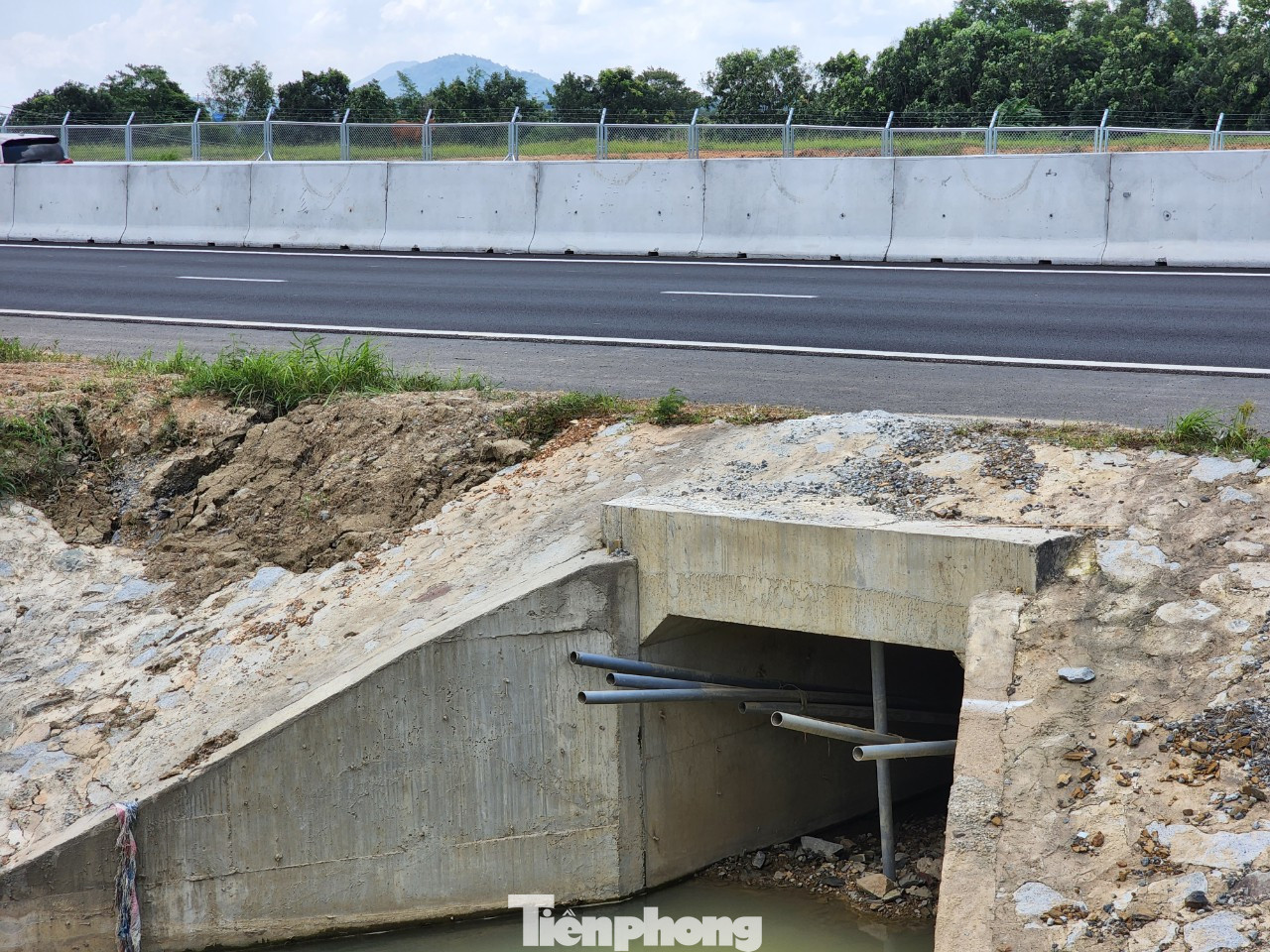 Về giải pháp xử lý, trước mắt các chuyên gia đề xuất cần tổ chức thanh thải các chướng ngại vật lòng sông từ vị trí cống về phía hạ lưu cầu sông Phan để tăng khả năng thoát nước và hạ thấp cao độ mực nước dềnh tại vị trí cống. Giải pháp này có chi phí thấp, có thể thực hiện ngay và chủ đầu tư đang chỉ đạo thực hiện, hoàn thành trong tháng 8/2023. Toàn bộ chi phí thực hiện do đơn vị tư vấn chi trả.