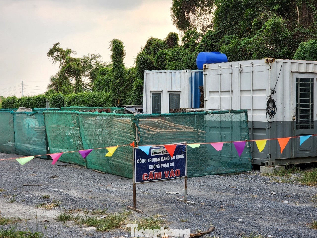 Khu đất được làm nơi tập kết giàn giáo. Khu đất được làm nơi tập kết giàn giáo.