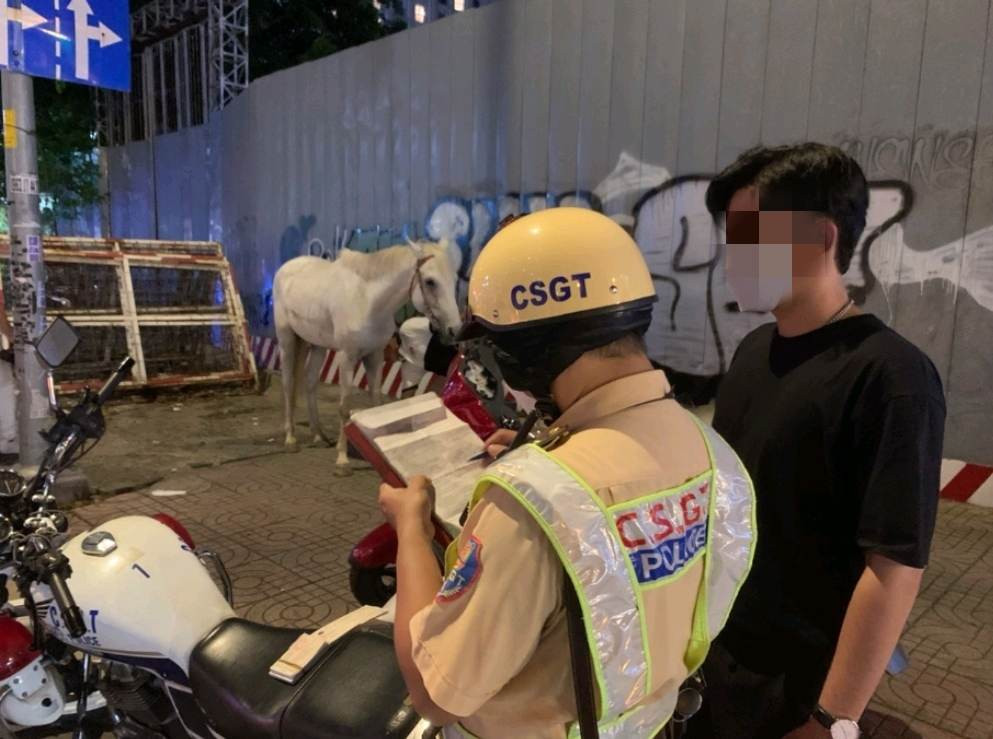 Cảnh sát giao thông lập biên bản để xử phạt ông Dư Nguyễn Thành N. Cảnh sát giao thông lập biên bản để xử phạt ông Dư Nguyễn Thành N.