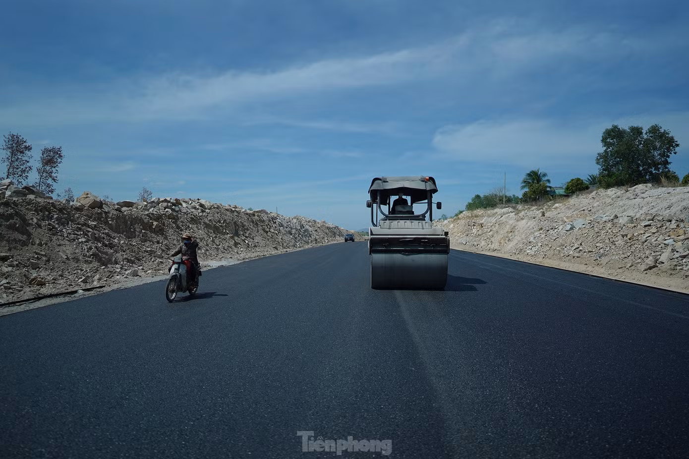 Ban Quản lý dự án giao thông 7 khẳng định, chậm nhất đến ngày 20/4, tất cả bốn gói thầu phải hoàn thành lớp nhựa cuối cùng. Ban Quản lý dự án giao thông 7 khẳng định, chậm nhất đến ngày 20/4, tất cả bốn gói thầu phải hoàn thành lớp nhựa cuối cùng.