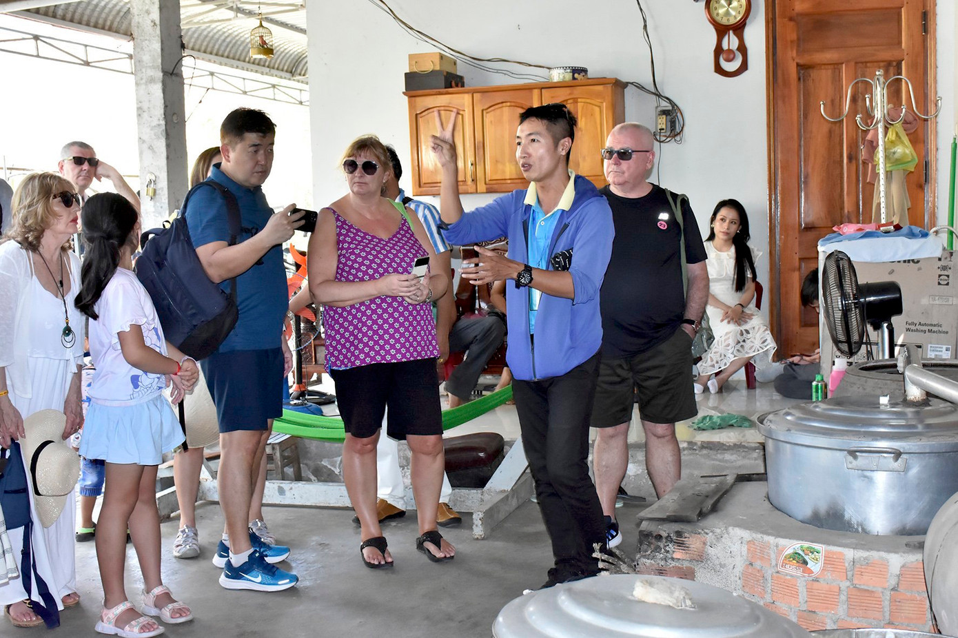 Các du khách tàu Spectrum of The Seas hào hứng khi thăm quan nghề nấu rượu truyền thống tại TP Bà Rịa, tỉnh Bà Rịa - Vũng Tàu. Các du khách tàu Spectrum of The Seas hào hứng khi thăm quan nghề nấu rượu truyền thống tại TP Bà Rịa, tỉnh Bà Rịa - Vũng Tàu.