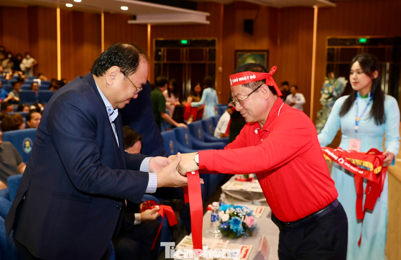 Nhà báo Lê Xuân Sơn - Tổng biên tập Báo Tiền Phong, Giám đốc Quỹ Hỗ trợ tài năng trẻ Việt Nam, Trưởng Ban tổ chức Chủ Nhật Đỏ toàn quốc trao băng-đô cổ vũ chương trình Chủ Nhật Đỏ đến cán bộ, nhân viên, giảng viên và các bạn sinh viên Trường Đại học Văn Hiến. Nhà báo Lê Xuân Sơn - Tổng biên tập Báo Tiền Phong, Giám đốc Quỹ Hỗ trợ tài năng trẻ Việt Nam, Trưởng Ban tổ chức Chủ Nhật Đỏ toàn quốc trao băng-đô cổ vũ chương trình Chủ Nhật Đỏ đến cán bộ, nhân viên, giảng viên và các bạn sinh viên Trường Đại học Văn Hiến.