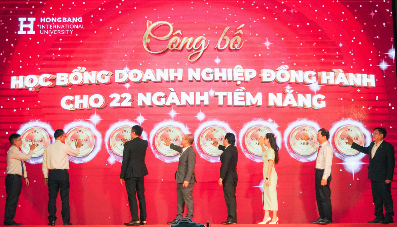Các đại biểu nhấn nút khởi động chương trình Học bổng doanh nghiệp đồng hành cho 22 ngành học tiềm năng.