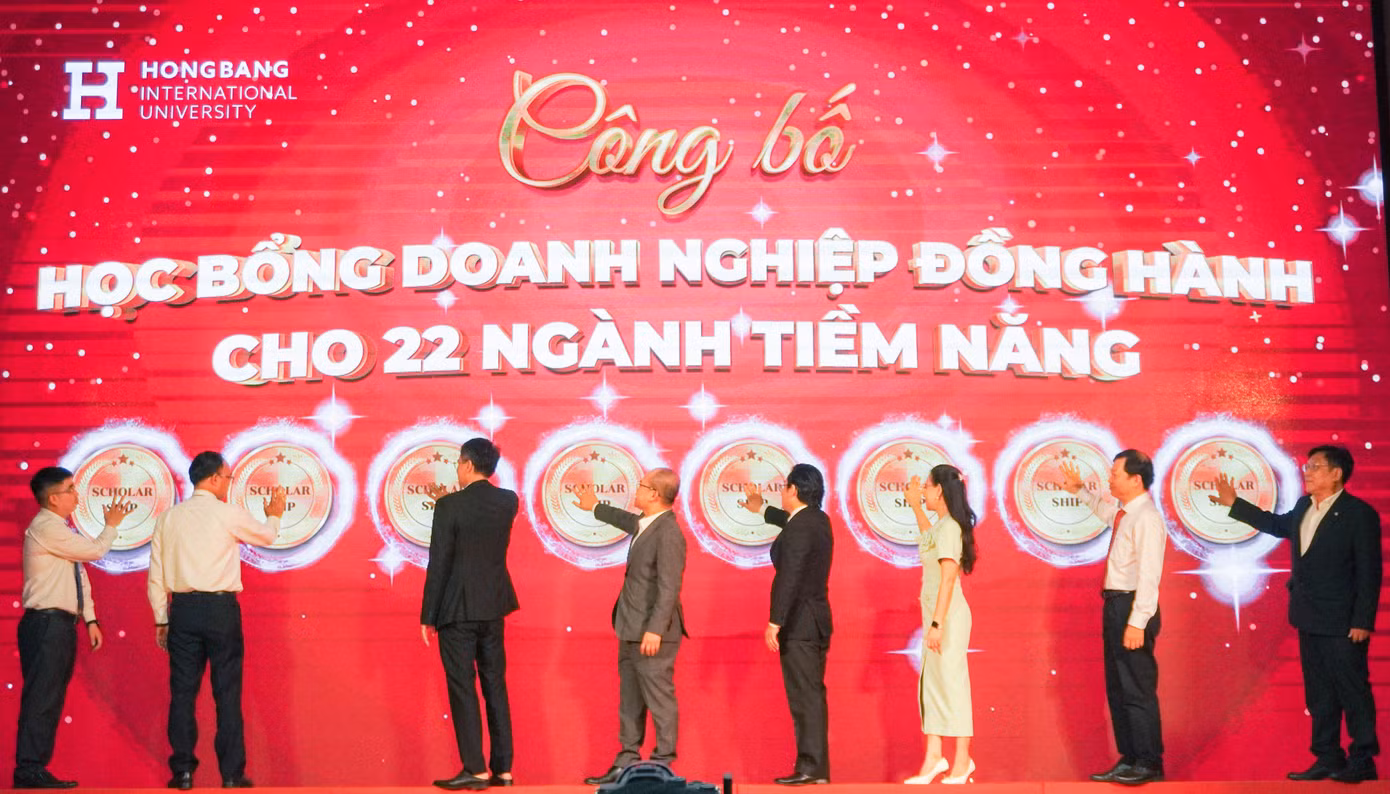 Các đại biểu nhấn nút khởi động chương trình Học bổng doanh nghiệp đồng hành cho 22 ngành học tiềm năng.