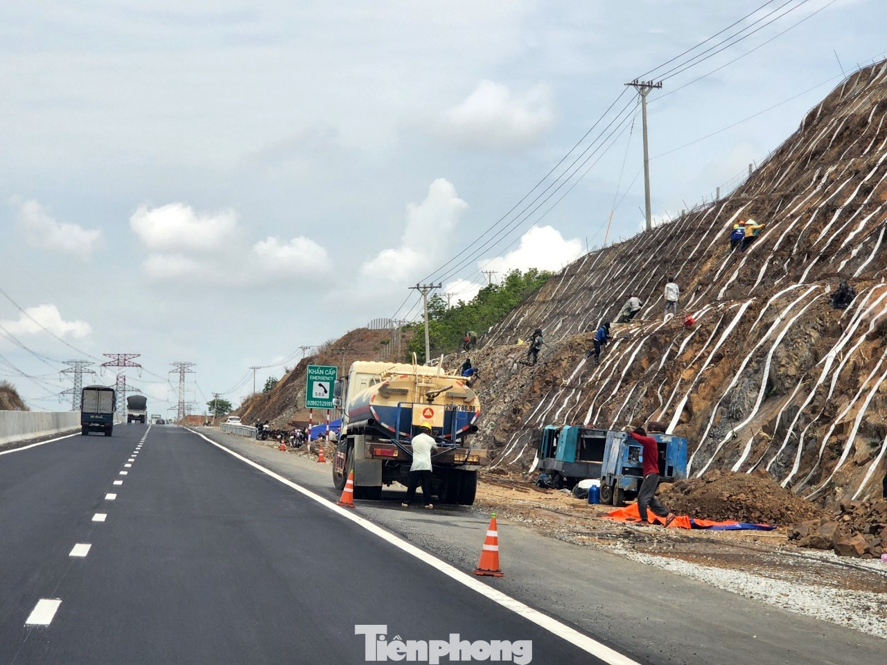 Đơn vị thi công chiếm dụng một làn dừng khẩn cấp để thi công mái ta luy. Đơn vị thi công chiếm dụng một làn dừng khẩn cấp để thi công mái ta luy.