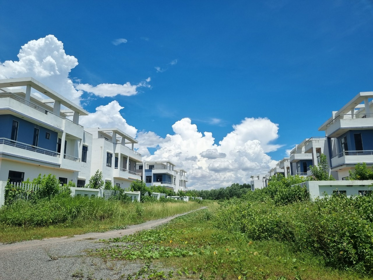 Theo báo cáo tài chính quý III, tại thời điểm ngày 30/9, LDG có tổng tài sản gần 2.094 tỷ đồng, giảm 14% so đầu năm. Hàng tồn kho của LDG ở mức 1.228 tỷ đồng, tăng 11% so với đầu năm với phần lớn là chi phí sản xuất, kinh doanh dở dang. Đáng chú ý, dự án Khu dân cư Tân Thịnh chiếm hơn 1/3 với 464 tỷ đồng.