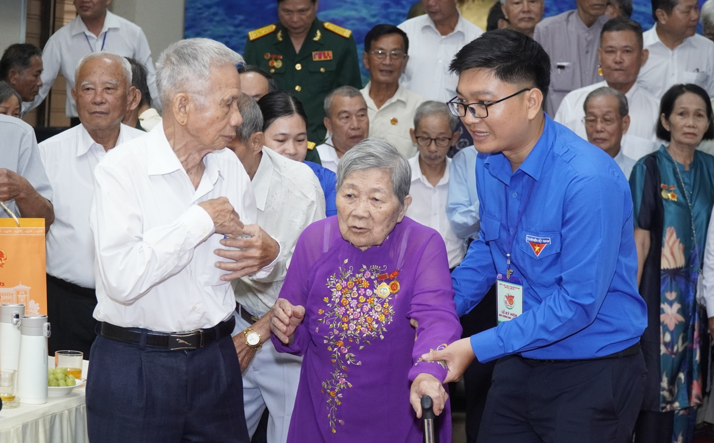 Đoàn viên thanh niên huyện Côn Đảo, tỉnh Bà Rịa - Vũng Tàu hỗ trợ các cựu tù chính trị Côn Đảo đến buổi gặp mặt.
