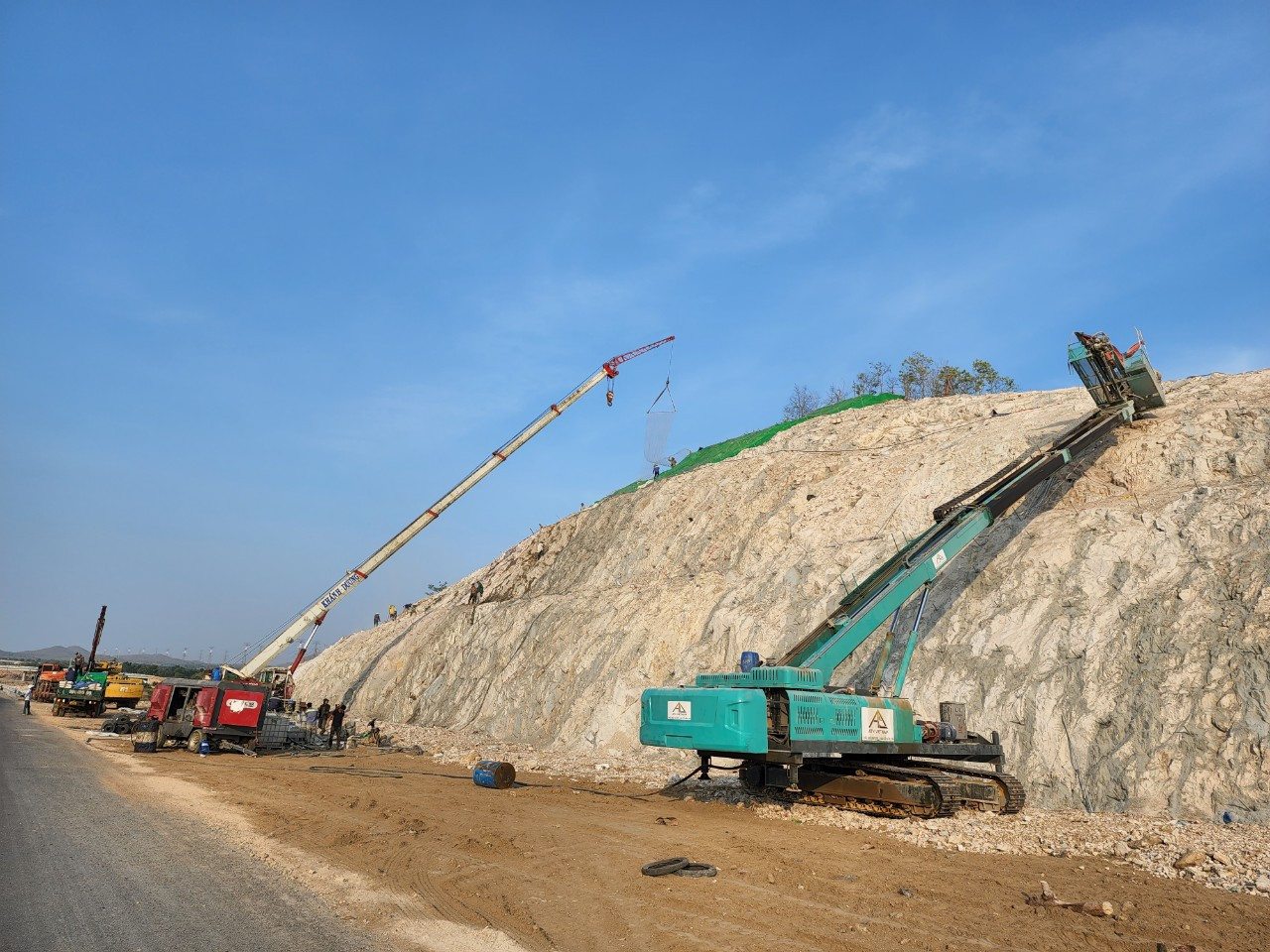 Để chuẩn bị cho giai đoạn 2 của cao tốc Vĩnh Hảo - Phan Thiết, chủ đầu tư đã cho nổ mìn, chuẩn bị mặt bằng. Để chuẩn bị cho giai đoạn 2 của cao tốc Vĩnh Hảo - Phan Thiết, chủ đầu tư đã cho nổ mìn, chuẩn bị mặt bằng.