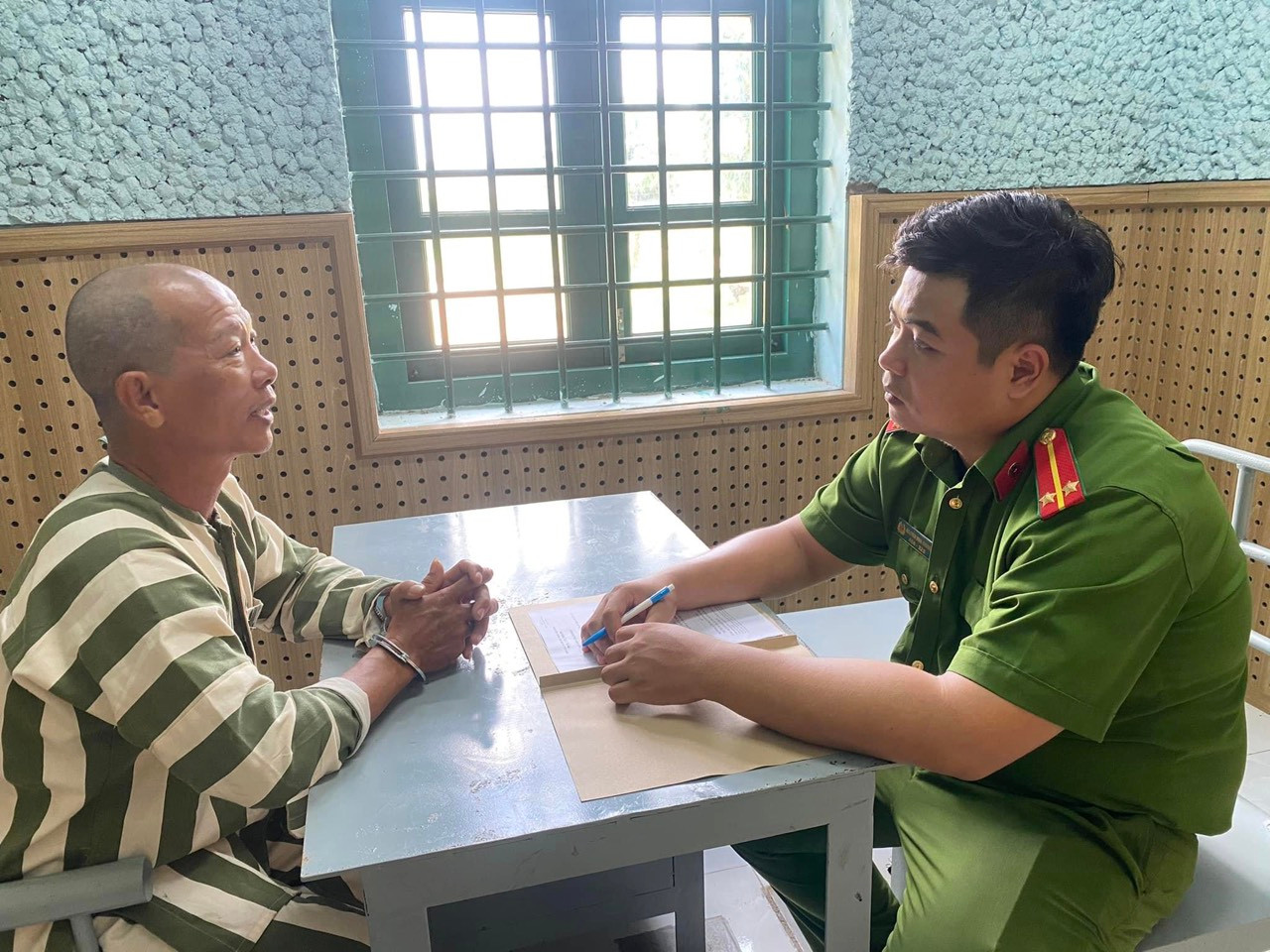 Công an lấy lời khai của một đối tượng.