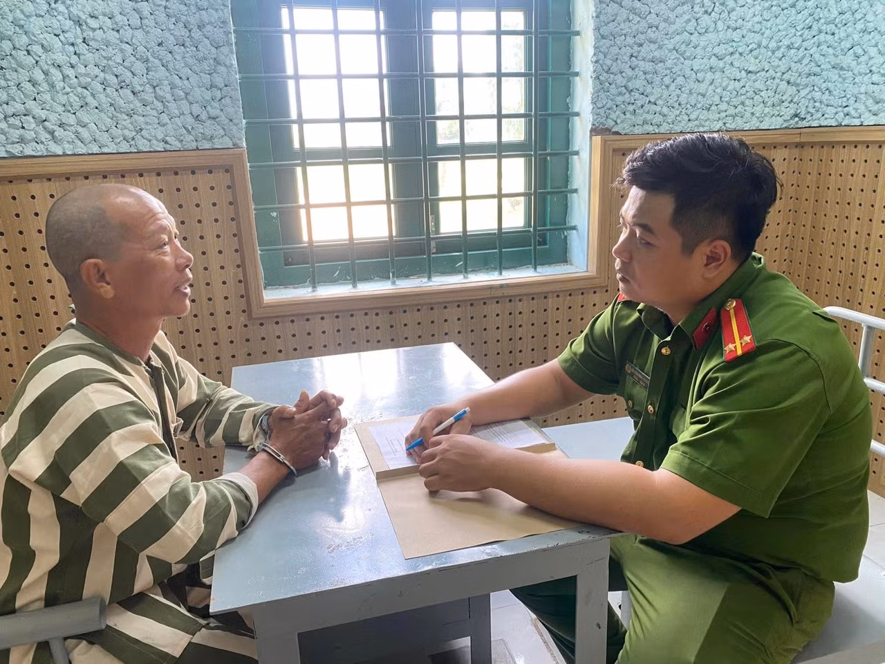 Công an lấy lời khai của một đối tượng.